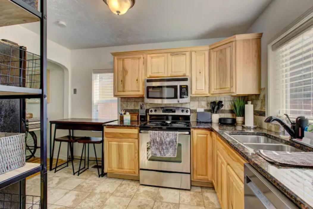 Home Sweet Idahome, Feels Like Home With All The Decor You Wish You Could Afford King Bed In Master, Fully Fenced Dog Friendly Yard, A Few Blocks From Bsu And Downtown Boise, Your Perfect Stay! Luaran gambar