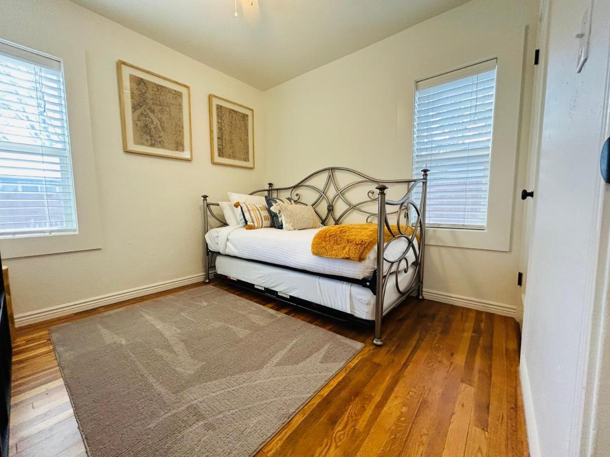 Home Sweet Idahome, Feels Like Home With All The Decor You Wish You Could Afford King Bed In Master, Fully Fenced Dog Friendly Yard, A Few Blocks From Bsu And Downtown Boise, Your Perfect Stay! Luaran gambar