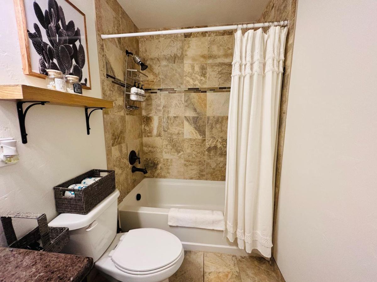 Home Sweet Idahome, Feels Like Home With All The Decor You Wish You Could Afford King Bed In Master, Fully Fenced Dog Friendly Yard, A Few Blocks From Bsu And Downtown Boise, Your Perfect Stay! Luaran gambar